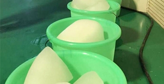 冻好的冰块怎么保存，西安香蕉视频成人冰块厂家怎么保存不粘？